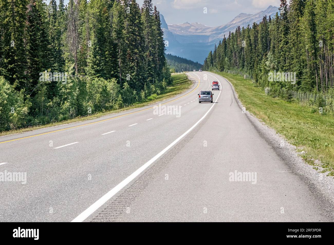 Veicoli che viaggiano lungo l'autostrada attraverso il Banff National Park Canada. Foto Stock