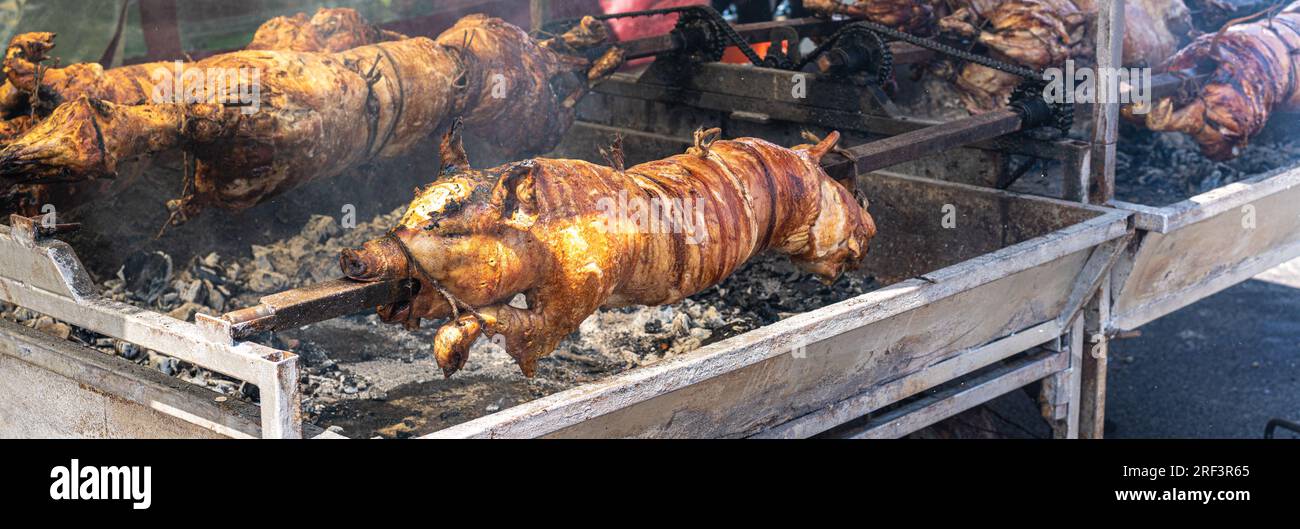 Vassoio Di Metallo Riscaldato Pieno Di Specialità Della Cucina Serba E  Balcanica in Fondo Pane, Carne Sulla Griglia E C Immagine Stock - Immagine  di ristorante, cuochi: 160471375