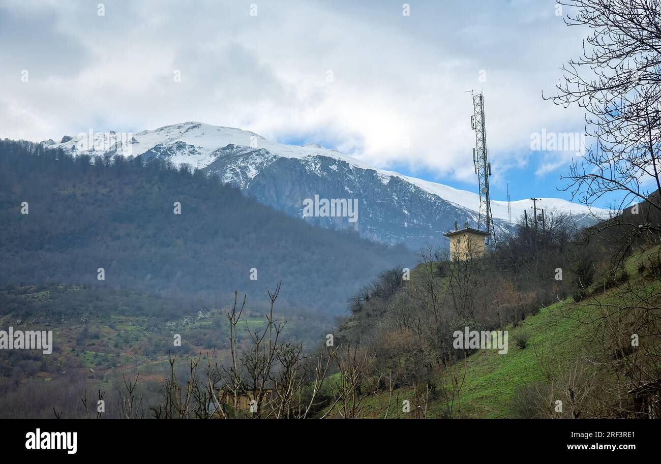 Gilân, Iran. Speroni dei monti Elburz e della foresta invernale di montagna. Torre per telecomunicazioni Foto Stock
