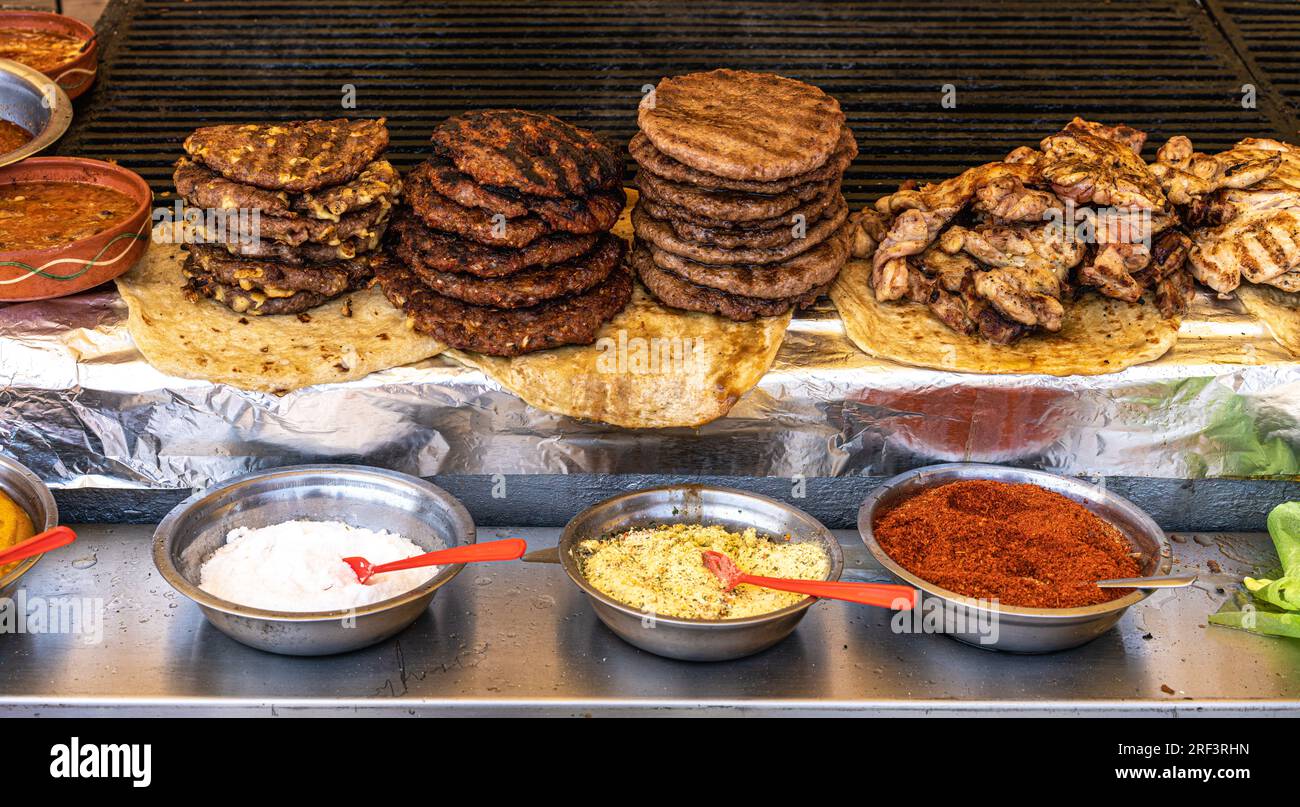 Cibo di strada serbo, carne alla griglia, polpettine, hamburger. Foto Stock