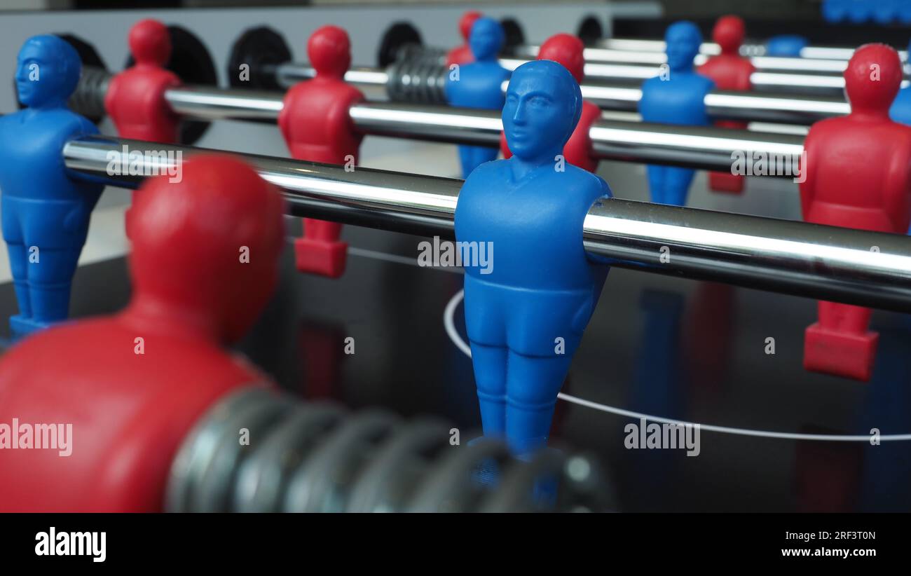 Tavolo da calcio o da calcio con statuetta in plastica. Mini gioco di calcio, famoso in passato e da collezionare per gli amanti del calcio a quattro zampe. PL Foto Stock