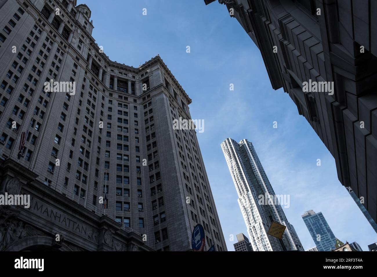 Vista del David N. Dinkins Municipal Building, un edificio di 40 piani nel quartiere Civic Center di Manhattan a New York City. Foto Stock