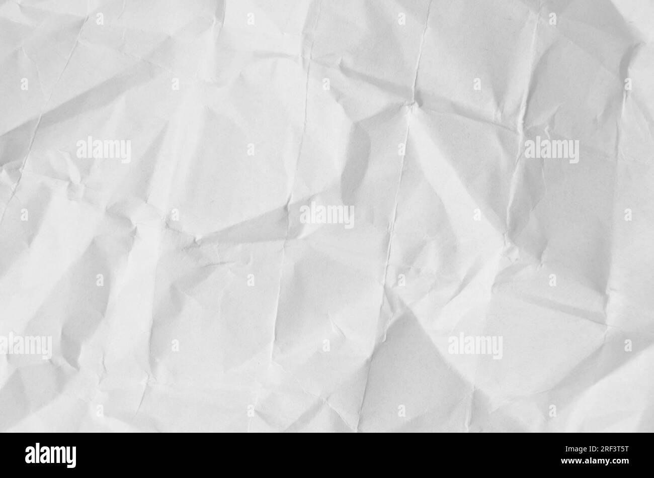 Sfondo creativo con sovrapposizione sparsa di carta sgualcita. Foto Stock