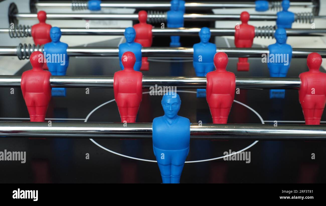 Tavolo da calcio o da calcio con statuetta in plastica. Mini gioco di calcio, famoso in passato e da collezionare per gli amanti del calcio a quattro zampe. PL Foto Stock