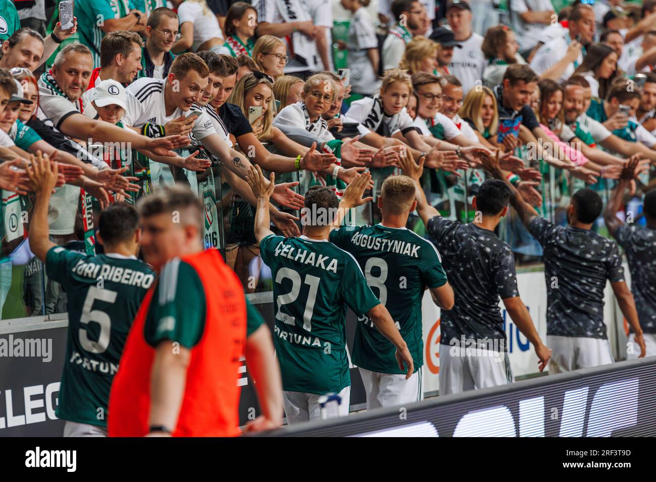 I giocatori di Legia festeggiano con i tifosi durante la partita PKO BP Ekstraklasa 2023/24 tra Legia Warszawa e LKS Lodz al Munic di Marshall Józef Piłsudski Foto Stock