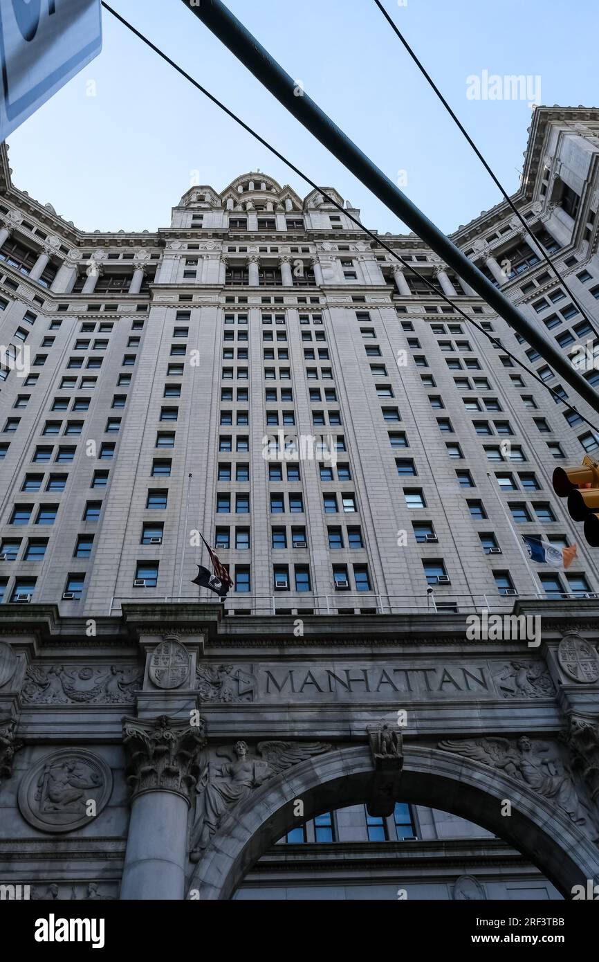 Vista del David N. Dinkins Municipal Building, un edificio di 40 piani nel quartiere Civic Center di Manhattan a New York City. Foto Stock
