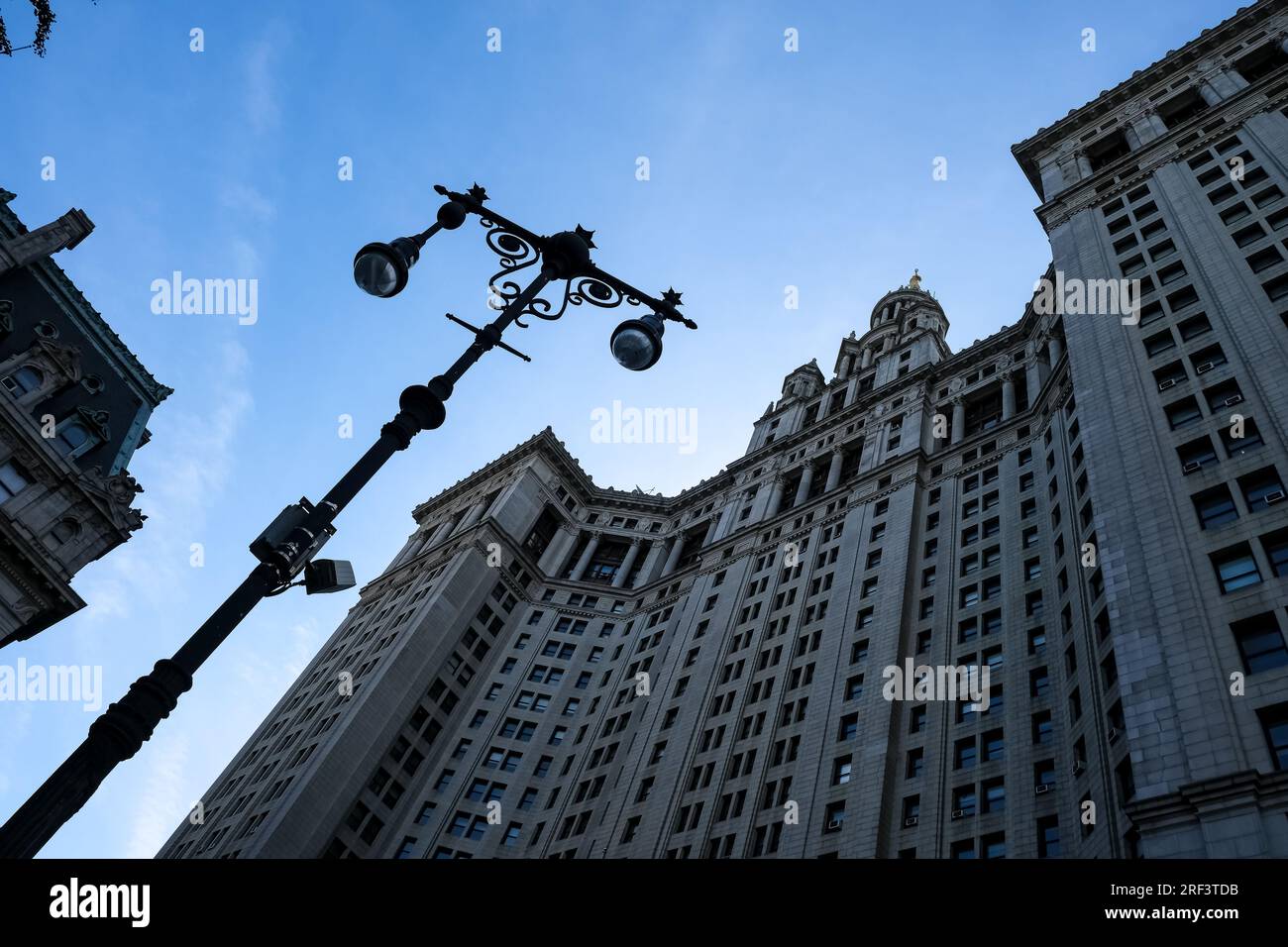 Vista del David N. Dinkins Municipal Building, un edificio di 40 piani nel quartiere Civic Center di Manhattan a New York City. Foto Stock