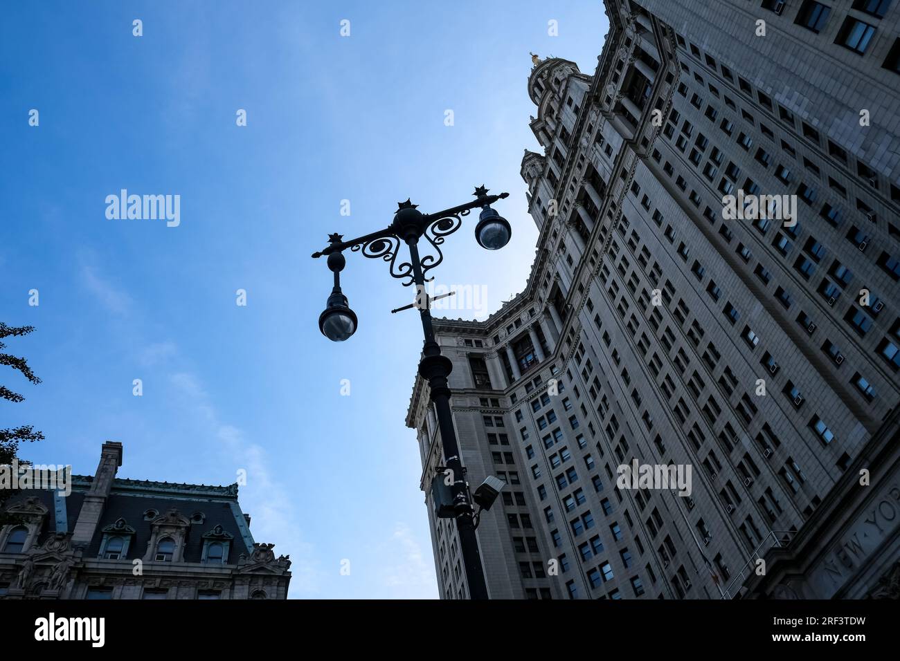 Vista del David N. Dinkins Municipal Building, un edificio di 40 piani nel quartiere Civic Center di Manhattan a New York City. Foto Stock