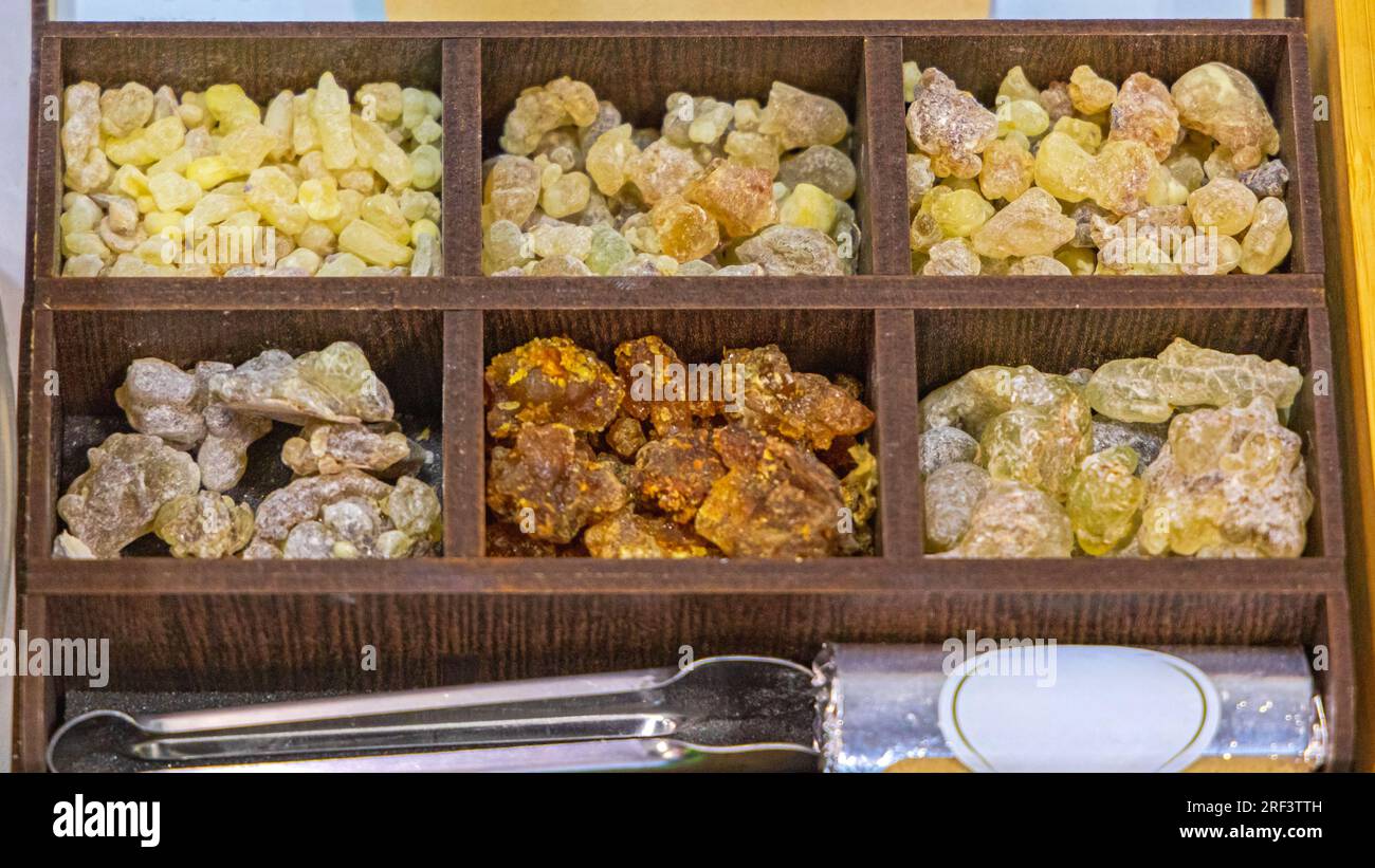 Collezione di resina aromatica di Frankincense Olibanum in scatola Foto Stock