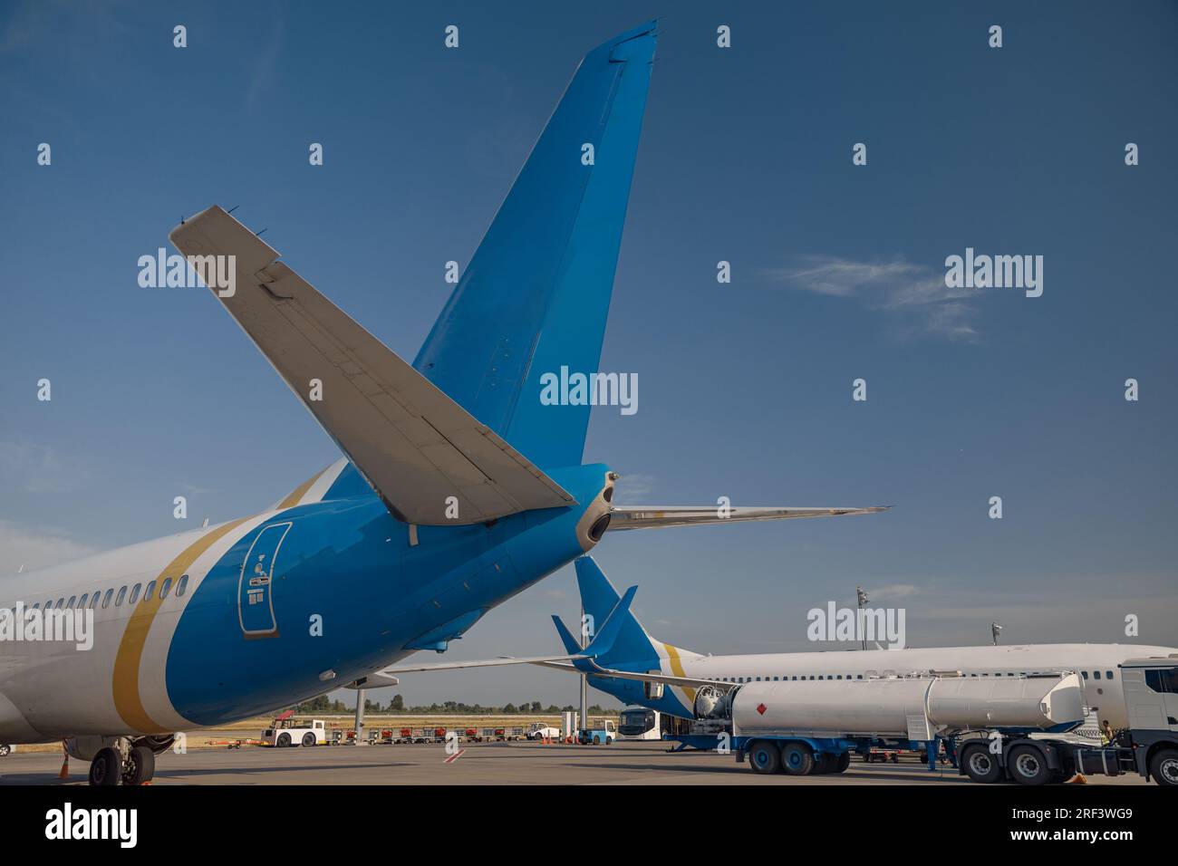 Due grandi aerei moderni in aeroporto con cielo blu sullo sfondo Foto Stock