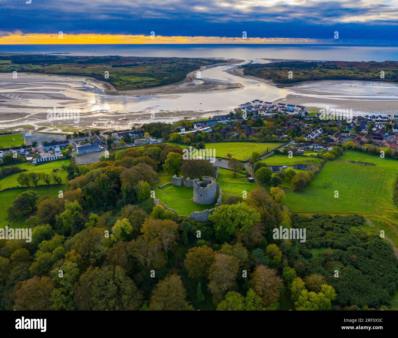 Volo aereo autunnale al castello di Dundrum guardando la baia di Dundrum, contea di Down, Irlanda del Nord Foto Stock