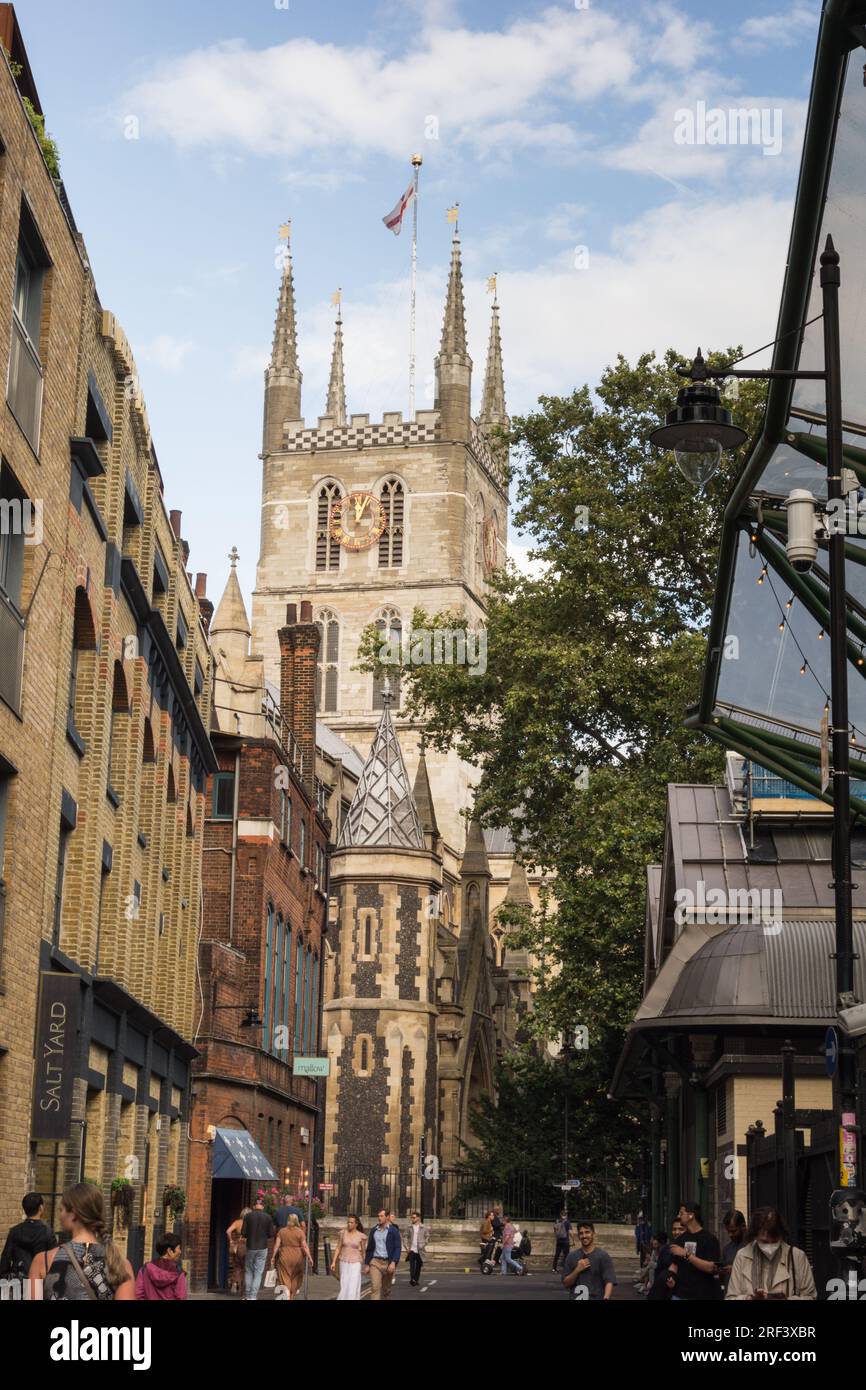 Una coppia di mezza età che cammina lungo una graziosa strada laterale che conduce alla Cattedrale di Southwark a Londra, Regno Unito Foto Stock