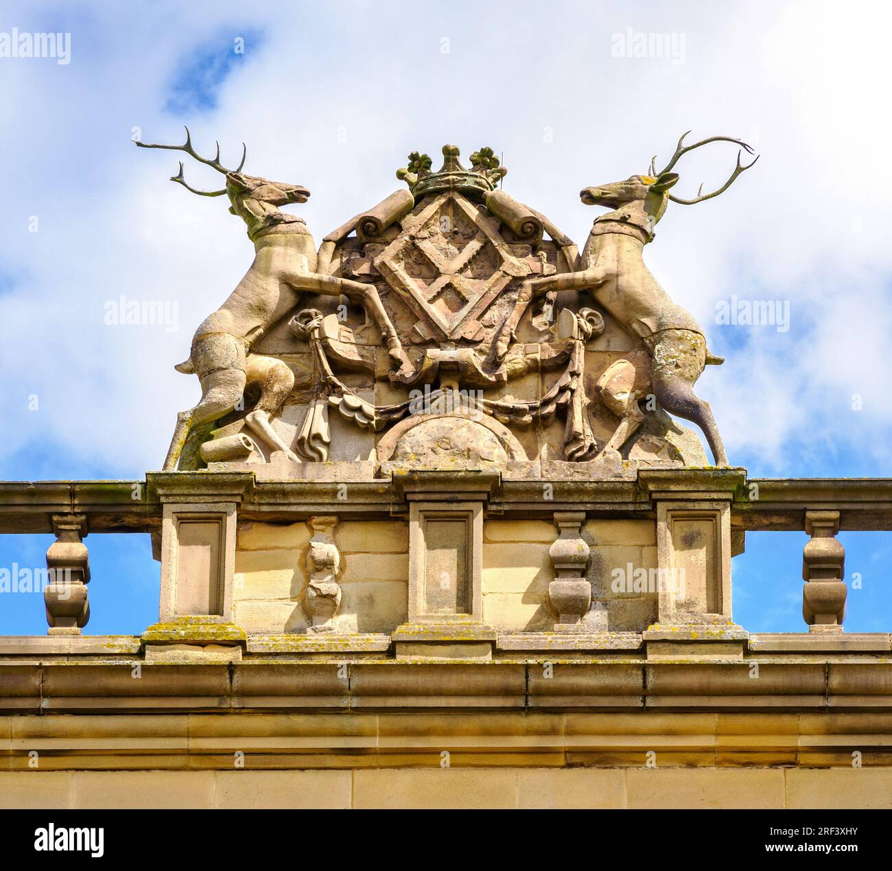 Il cappotto Hardwick di Arms è ambientato in pietra intagliata sul parapetto del tetto di Hardwick Hall nel Derbyshire nel Regno Unito Foto Stock