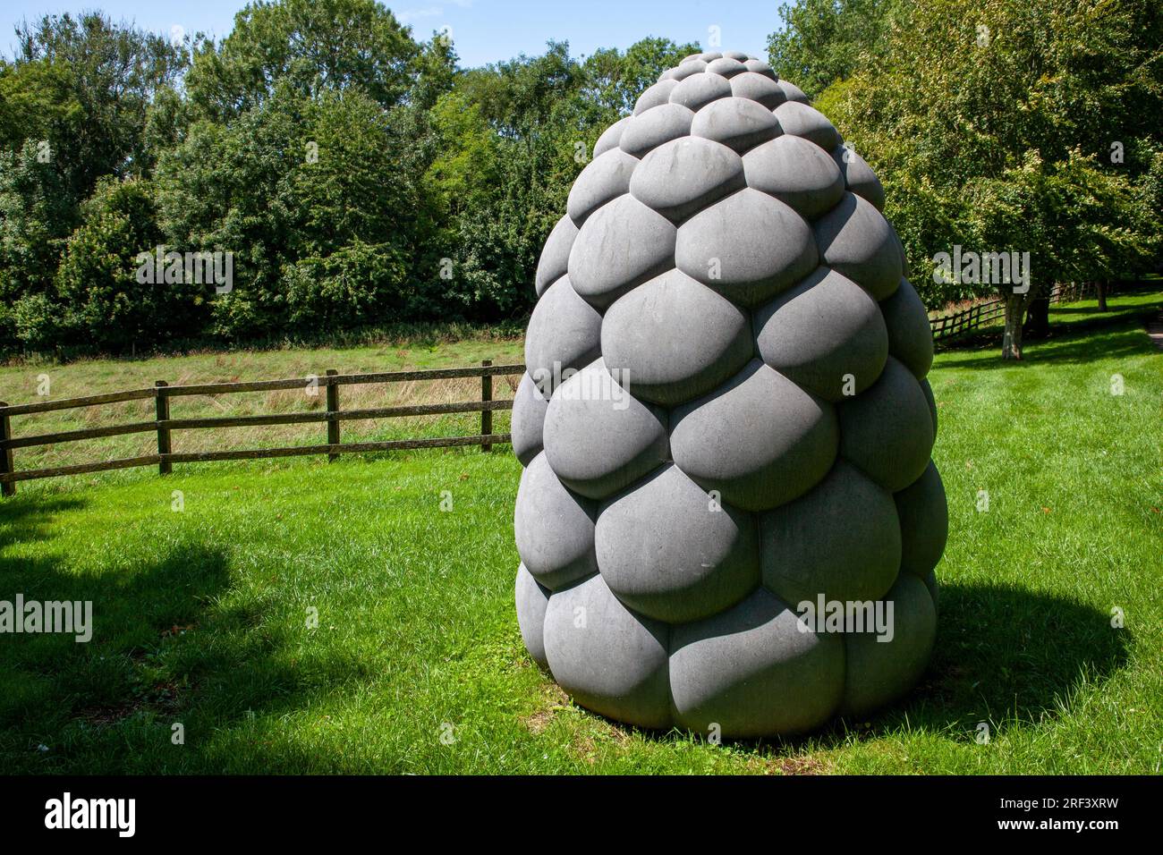 Peter Randall-Page's Fructus, 2009 a NewArtCentre, Roche Court Sculpture Park, East Winterslow, Salisbury, Wiltshire Foto Stock