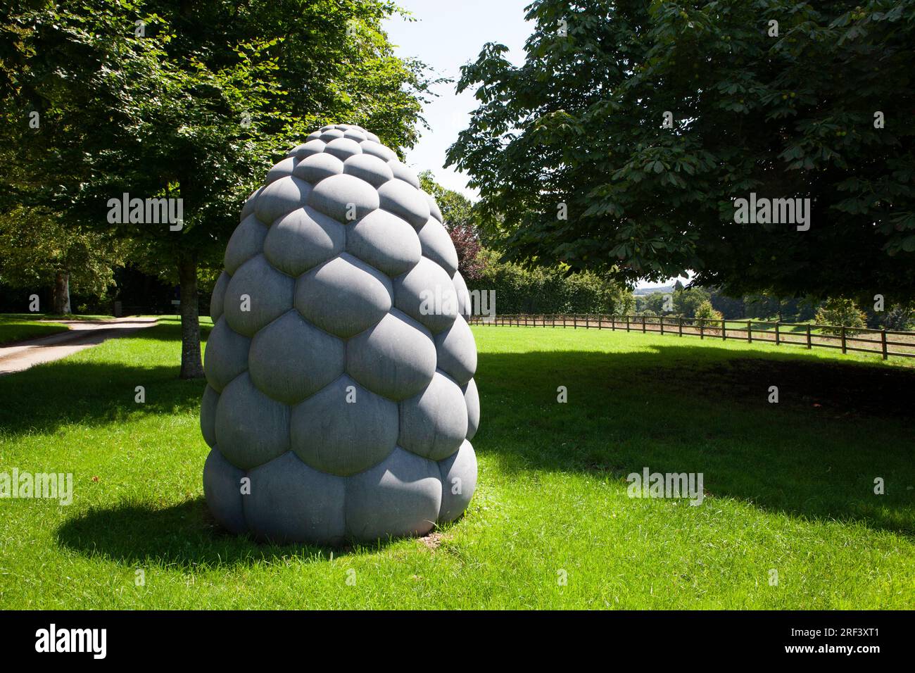 Peter Randall-Page's Fructus, 2009 a NewArtCentre, Roche Court Sculpture Park, East Winterslow, Salisbury, Wiltshire Foto Stock