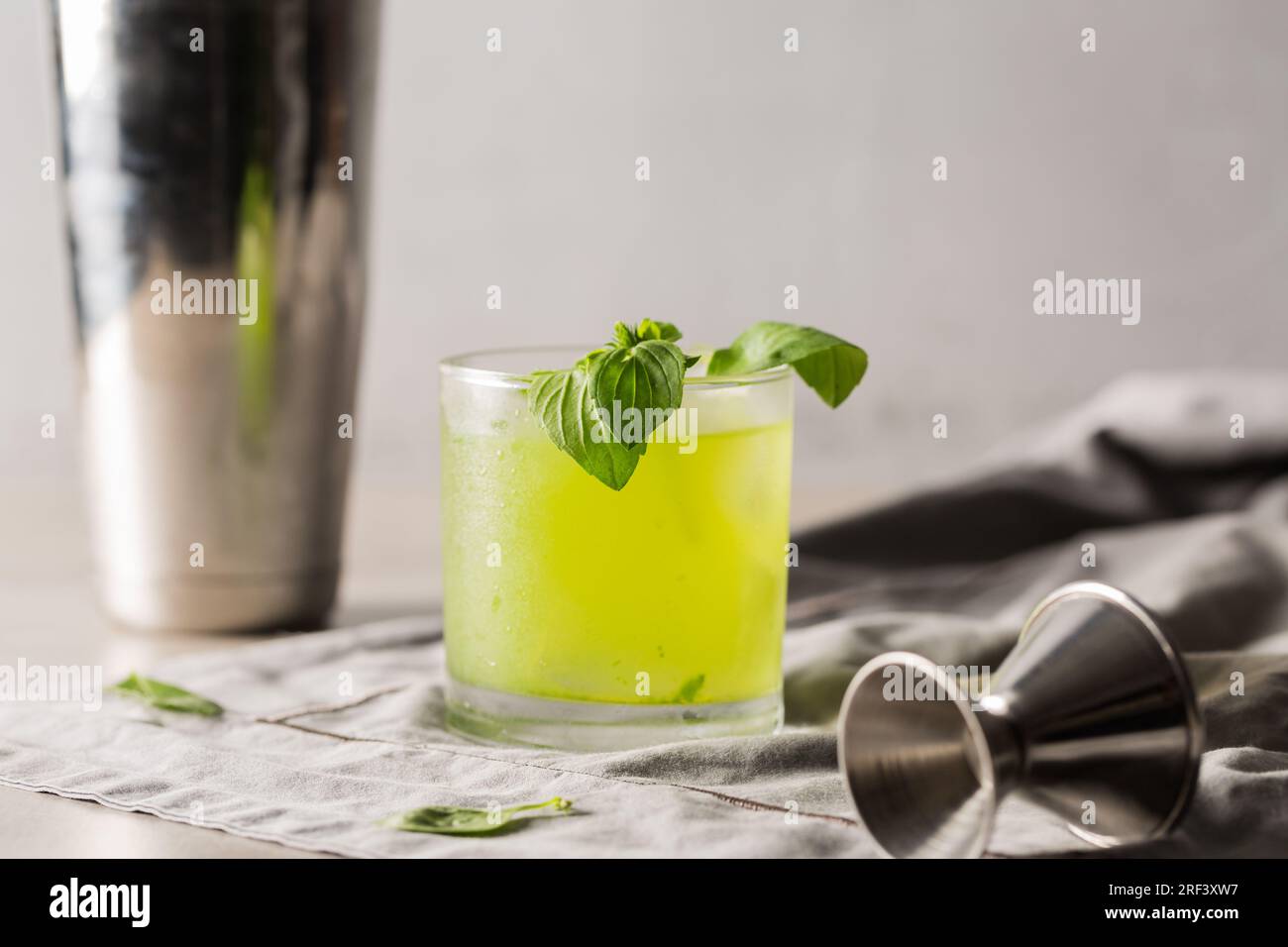 Gin Basilico Smash cocktail, succo di limone, sciroppo e foglie di basilico  Foto stock - Alamy
