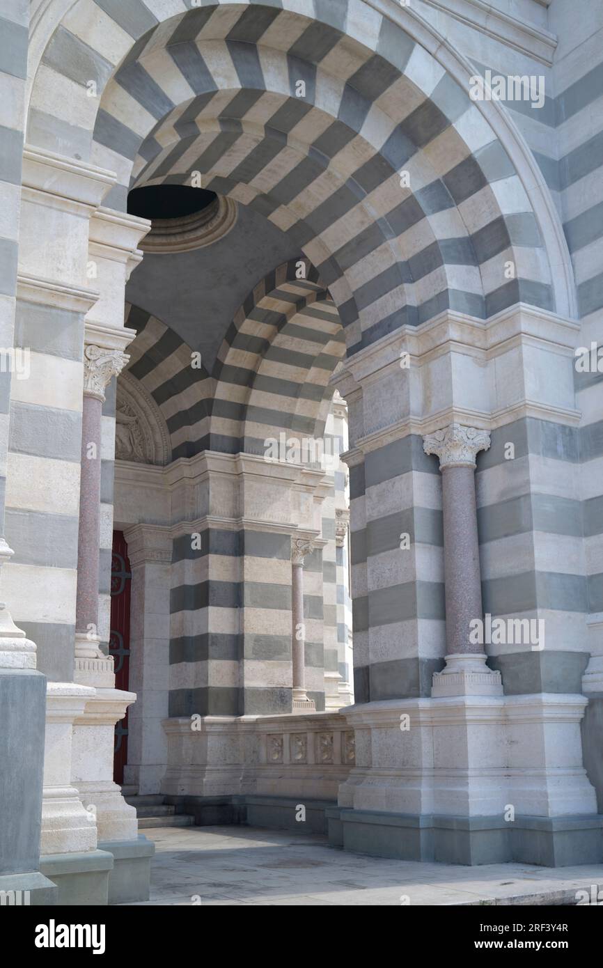 Design in pietra sulla facciata della Cattedrale maggiore di Marsiglia in Francia Foto Stock