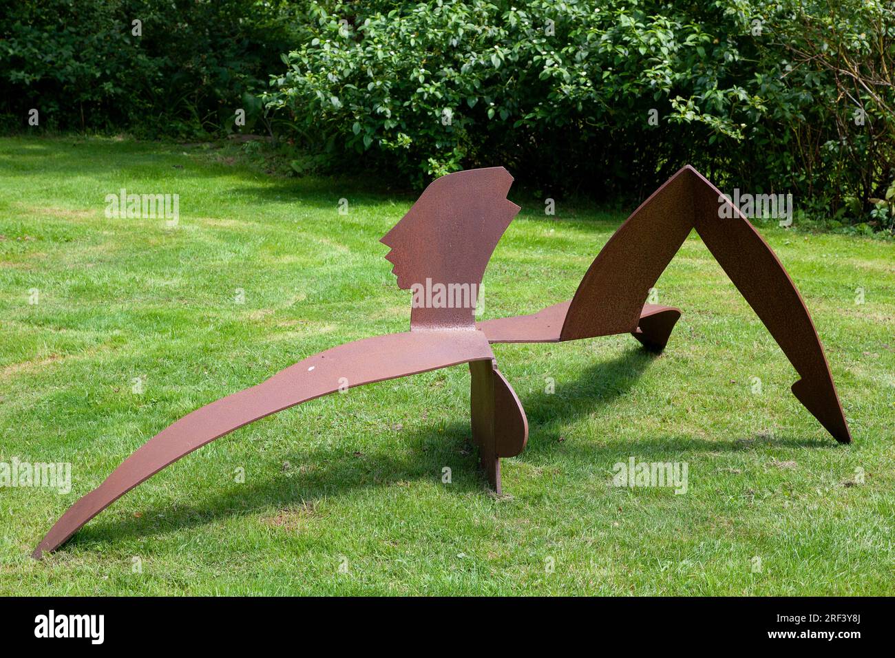 Allen Jones' Sungoddess, 1987 a NewArtCentre, Roche Court Sculpture Park, East Winterslow, Salisbury, Wiltshire Foto Stock