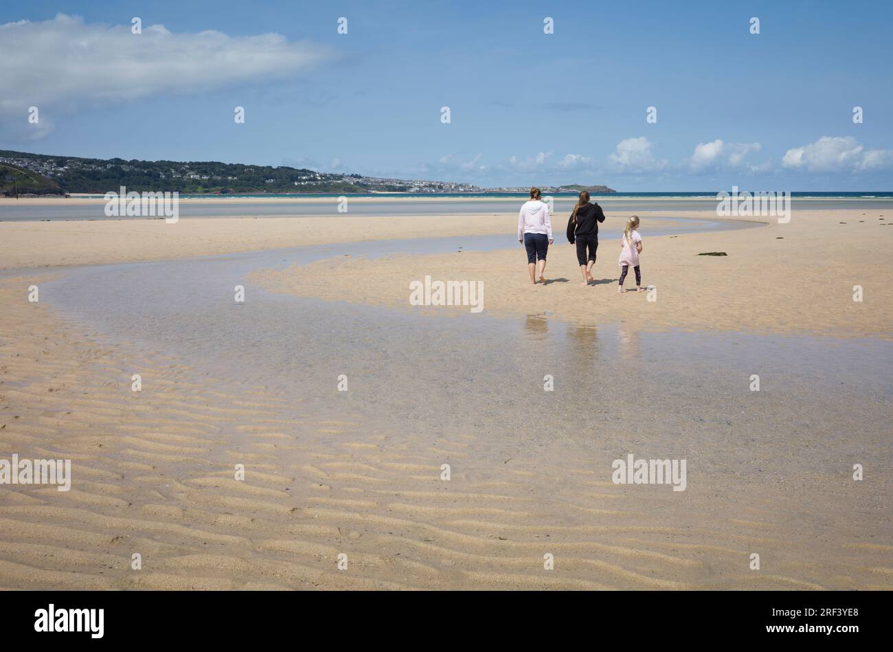 Una passeggiata in famiglia sulla spiaggia di Riviere Towans a Hayle, in Cornovaglia Foto Stock