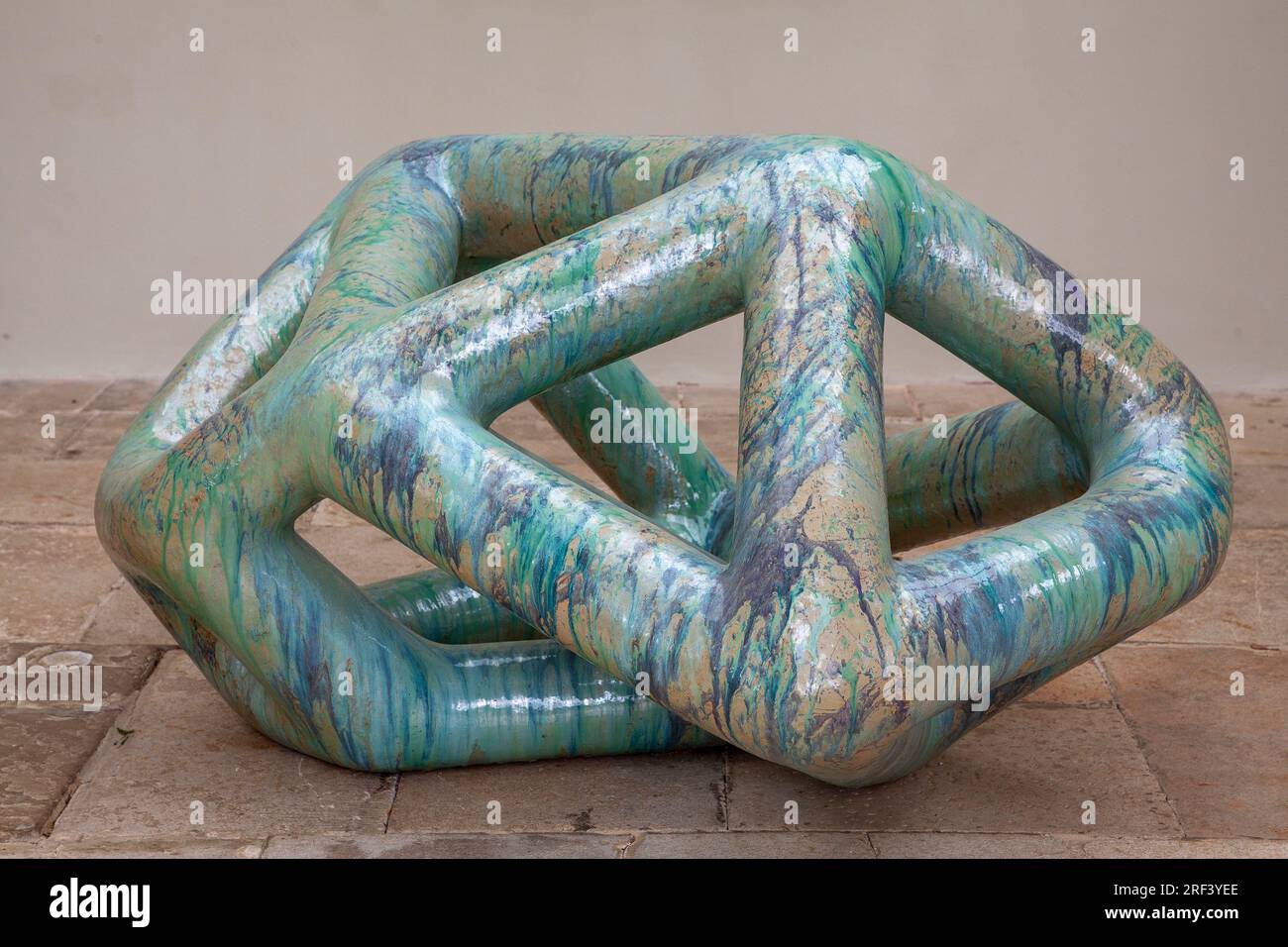 Richard Deacon, "Like You Know" (2002) al NewArtCentre, Roche Court, East Winterslow, Salisbury, Wiltshire Foto Stock