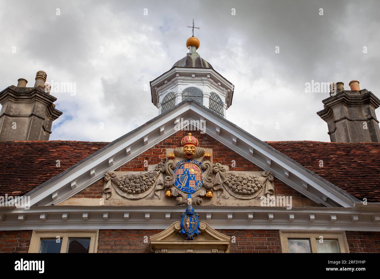 Cappotto d'armi nell'edificio del College of Matrons, Salisbury Whiltshire Foto Stock