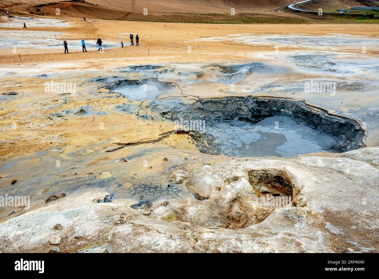 Piscine di fango bollenti, area geotermale di Hverir, vicino al lago Mývatn, Islanda Foto Stock