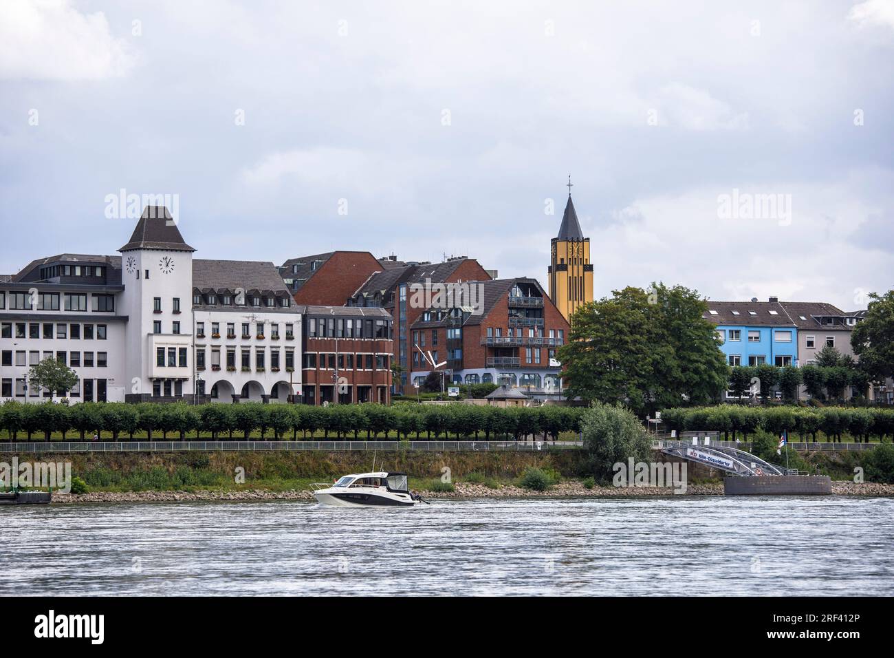 Vista dalle rive del fiume Reno nel quartiere Rodenkirchen-Weiss a Porz, sinistra il municipio, la torre di San Josef, Colonia, Germania Foto Stock