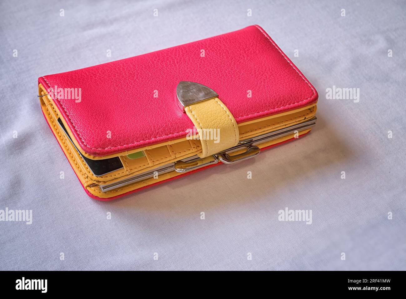 Portafoglio in pelle per cellulare con scomparto per carte su sfondo bianco. Foto Stock