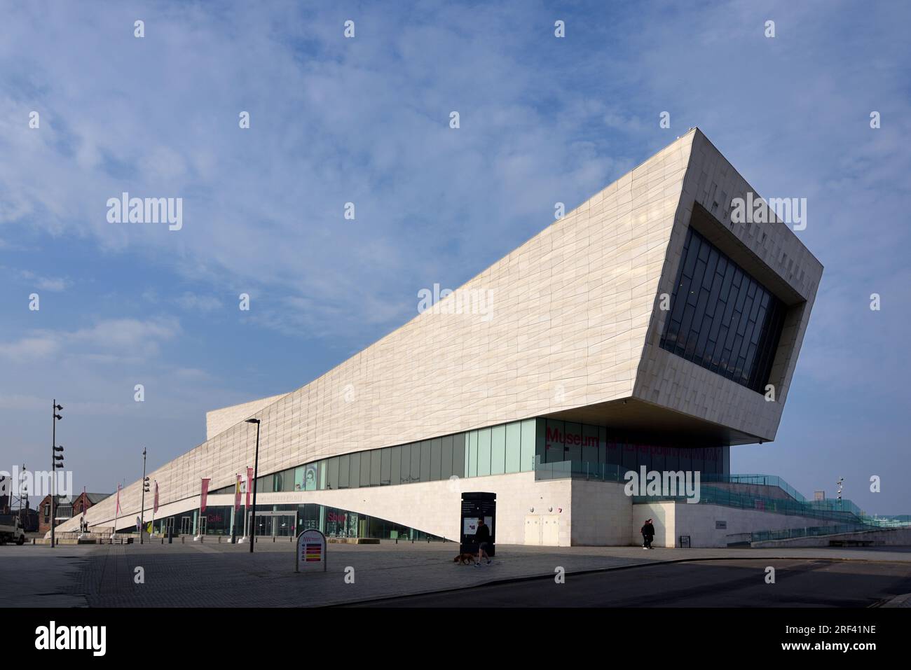 Facciate est e nord del Modernist Museum of Liverpool (2011) degli architetti danesi 3XN sul lungomare o Pier Head Liverpool Inghilterra Foto Stock
