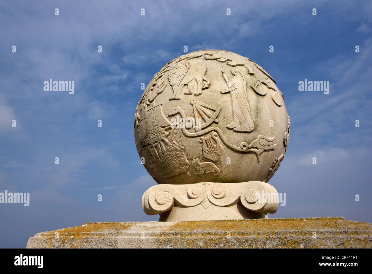 Stone Celestial Globe The Liverpool Naval Memorial (1952) o Second World War Memorial on the Pier Head, Waterfront Liverpool UK Foto Stock