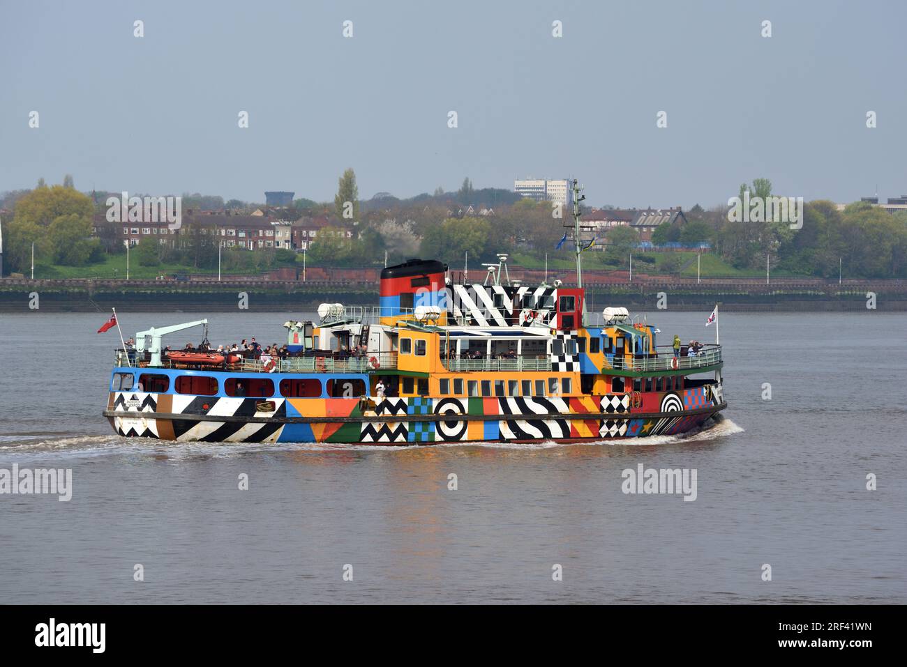 Colorato o multicolore Mersey Ferry o Ferryboat attraverso il fiume Mersey tra Liverpool e Birkenhead Foto Stock