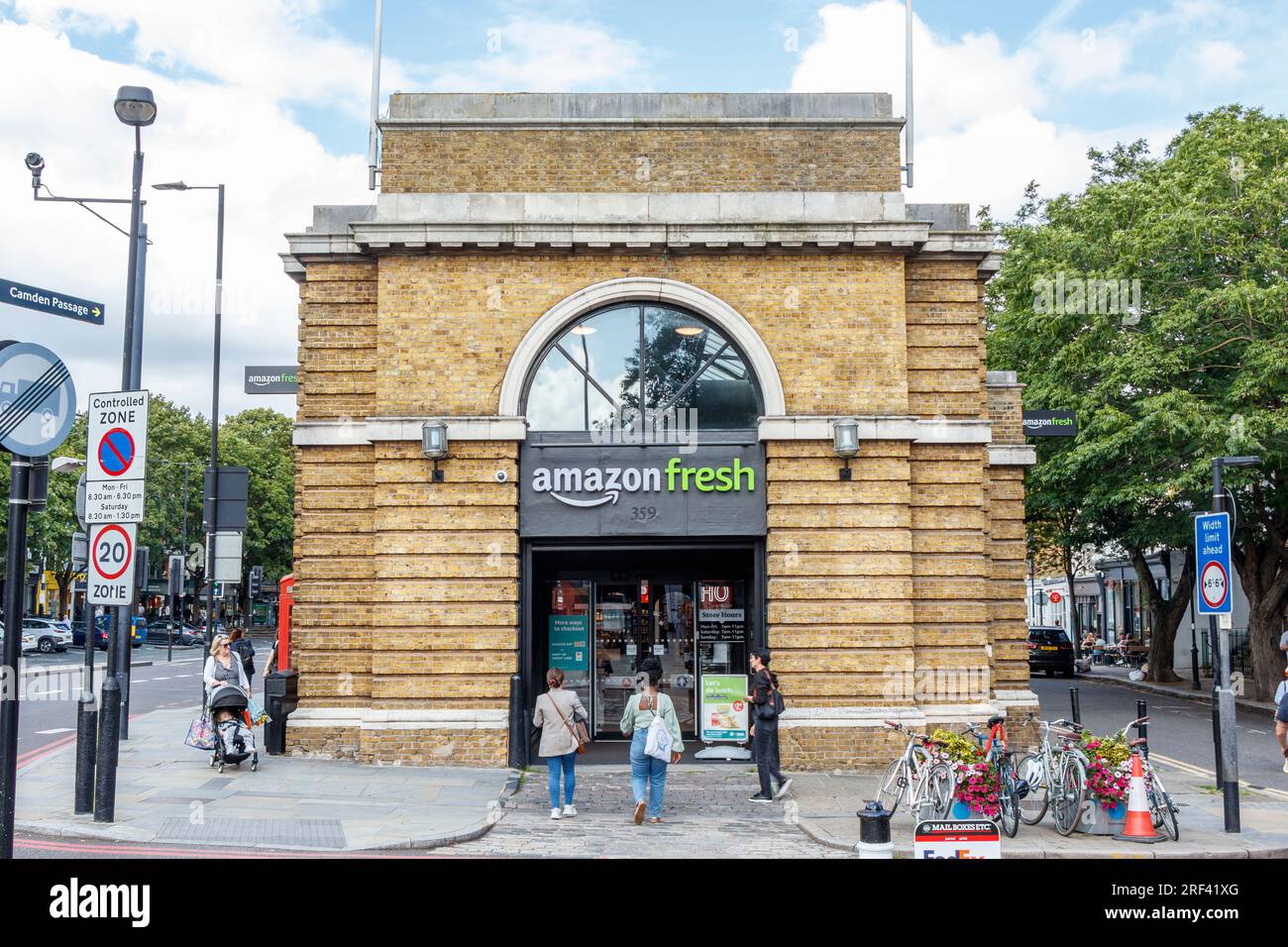 Una filiale di Amazon Fresh a Islington High Street, vicino all'Angel, Londra, Regno Unito Foto Stock