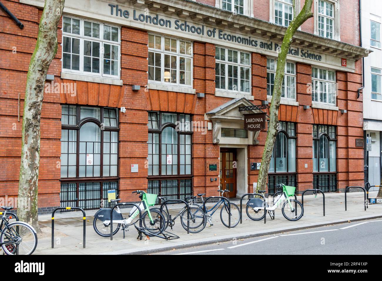 Biciclette chiuse fuori dall'edificio Sardinia House della London School of Economics a Lincoln's Inn Fields, Holborn, Londra, Regno Unito Foto Stock