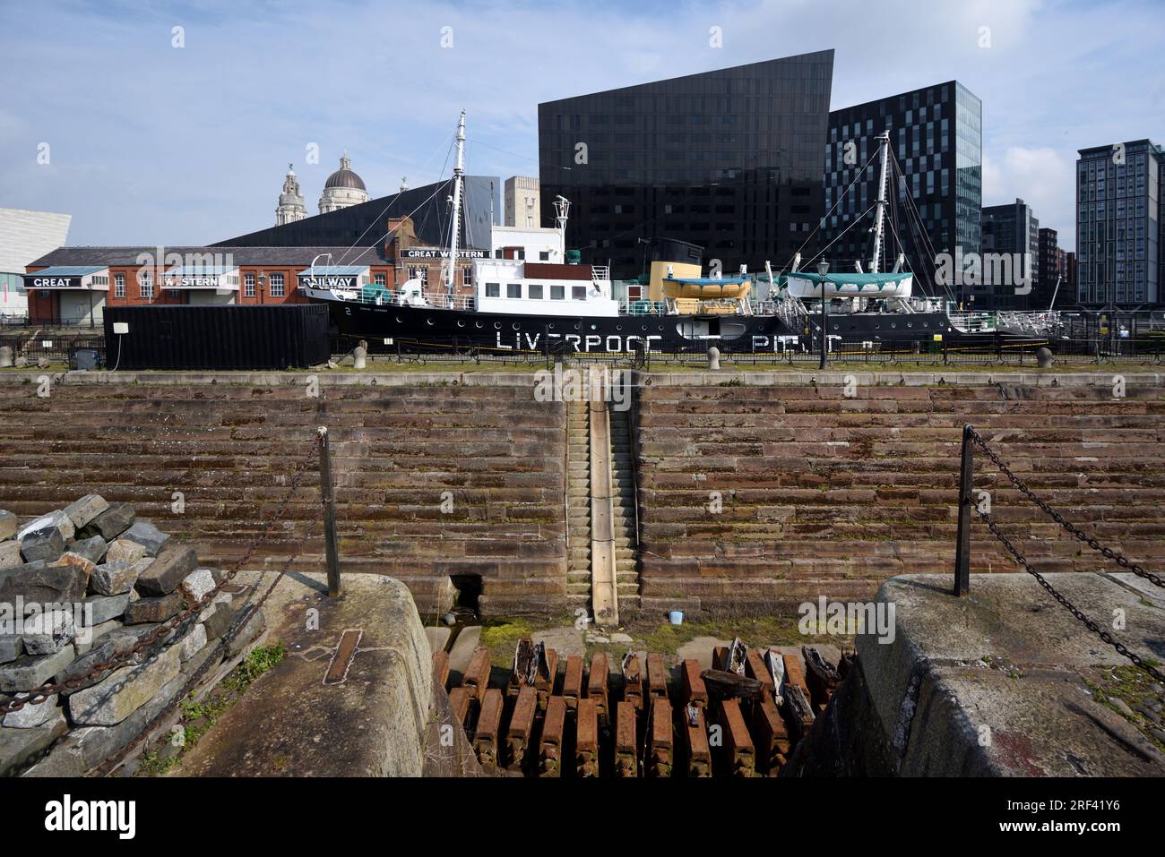 Canning Graving Docks (1765) o Dry Dock sul lungomare o Pier Head Liverpool con barche in legno e controversa architettura moderna Foto Stock