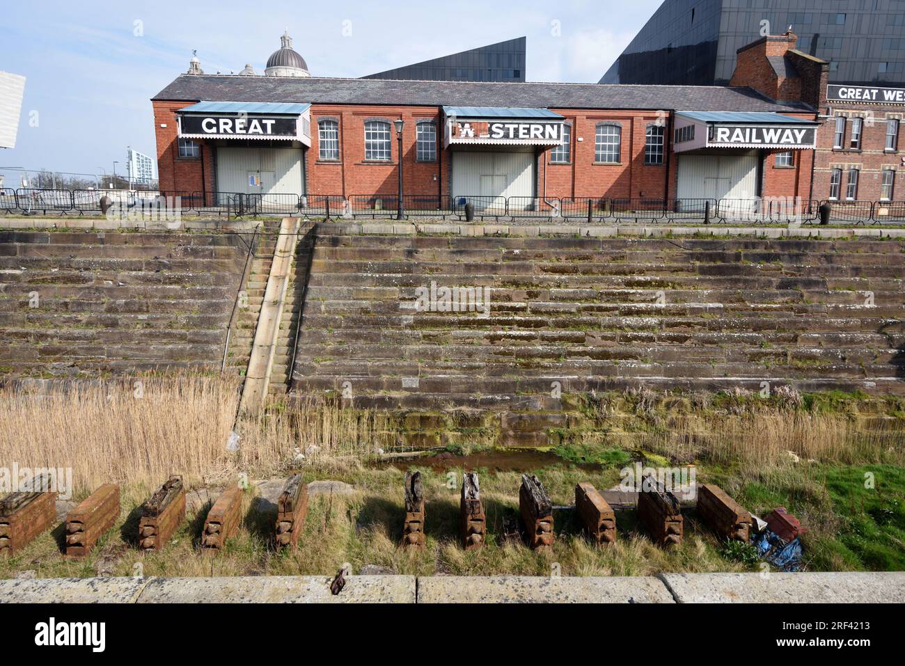 Canning Graving Docks (1765) o Dry Dock sul lungomare o Pier Head Liverpool & Great Western Railway Building Foto Stock
