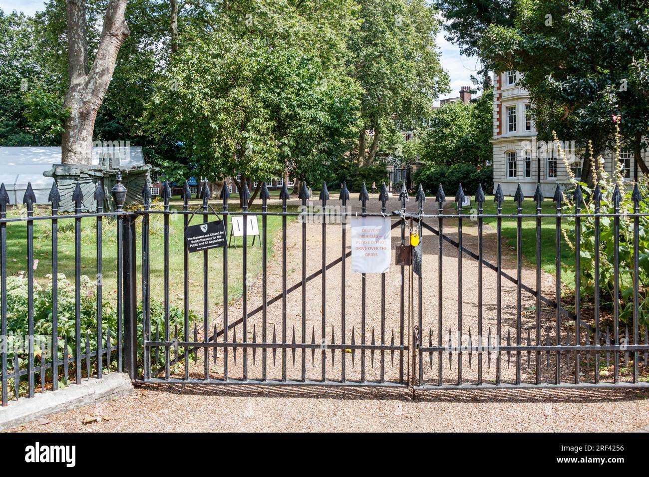 Gray's Inn Gardens, conosciuto come "The Walks", un giardino residenziale privato a Holborn, Londra, Regno Unito, chiuso per motivi di sicurezza Foto Stock