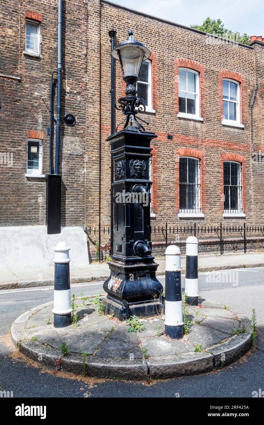 Una pompa dell'acqua pubblica georgiana di grado II a Bedford Row, Holborn, Londra, Regno Unito. Costruita nel 1826, la pompa è dotata di due beccucci Foto Stock