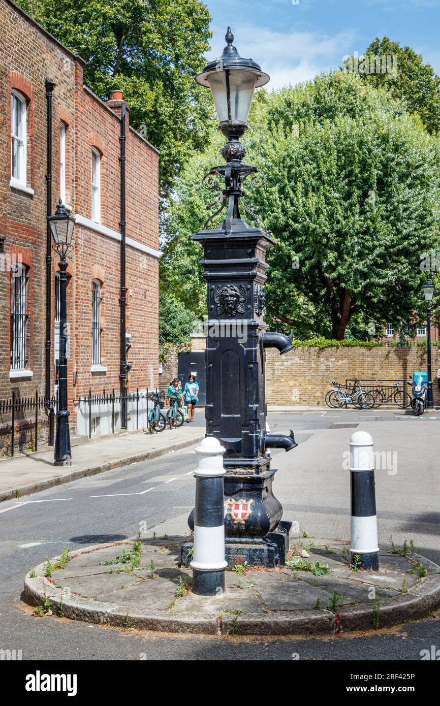 Una pompa dell'acqua pubblica georgiana di grado II a Bedford Row, Holborn, Londra, Regno Unito. Costruita nel 1826, la pompa è dotata di due beccucci Foto Stock