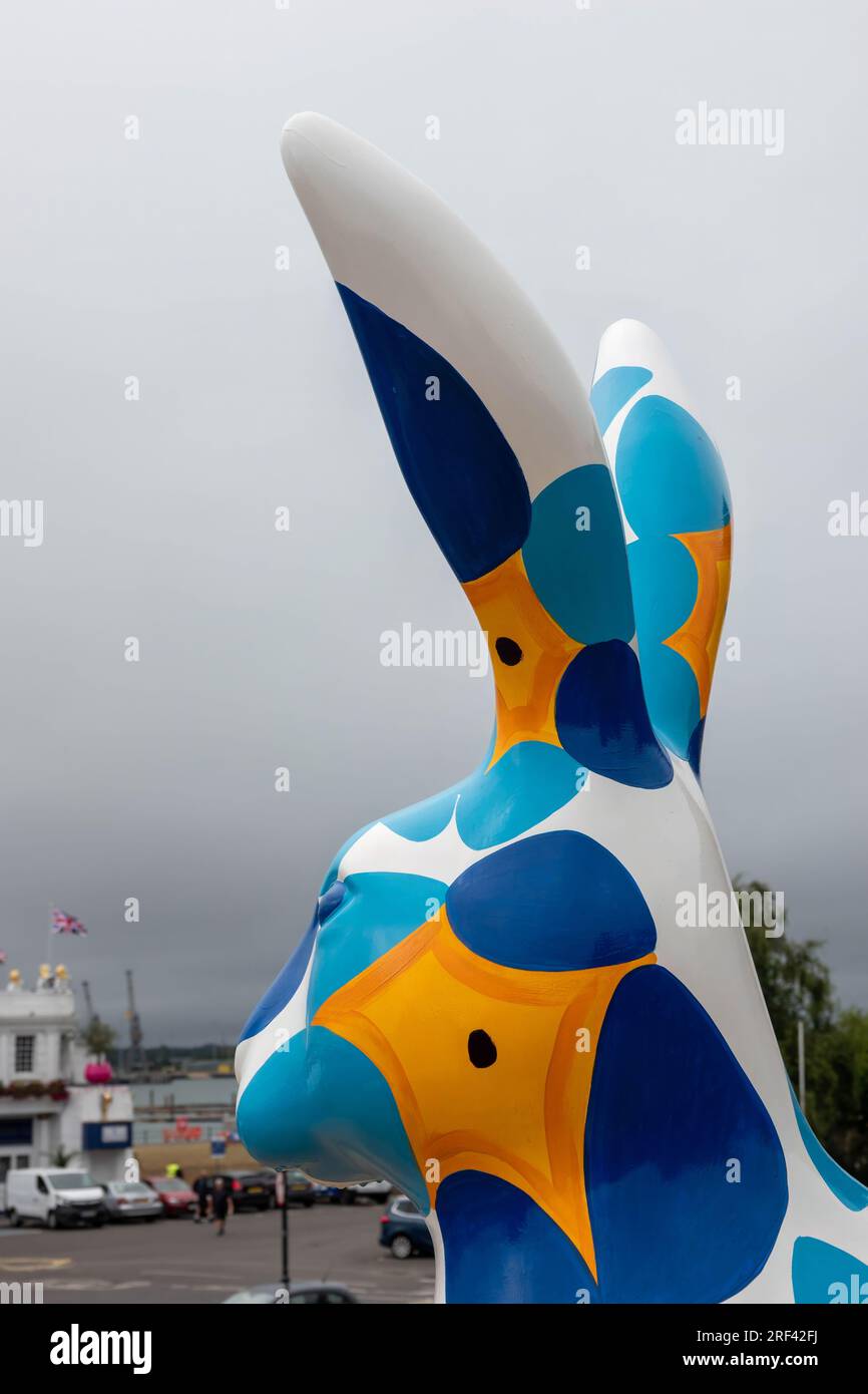 Hares of Hampshire Art Trail Southampton Inghilterra 2022, Murray Parish Trust e Wild in Art, Forget me Not di Jan Erika alla French Street Ruin Foto Stock