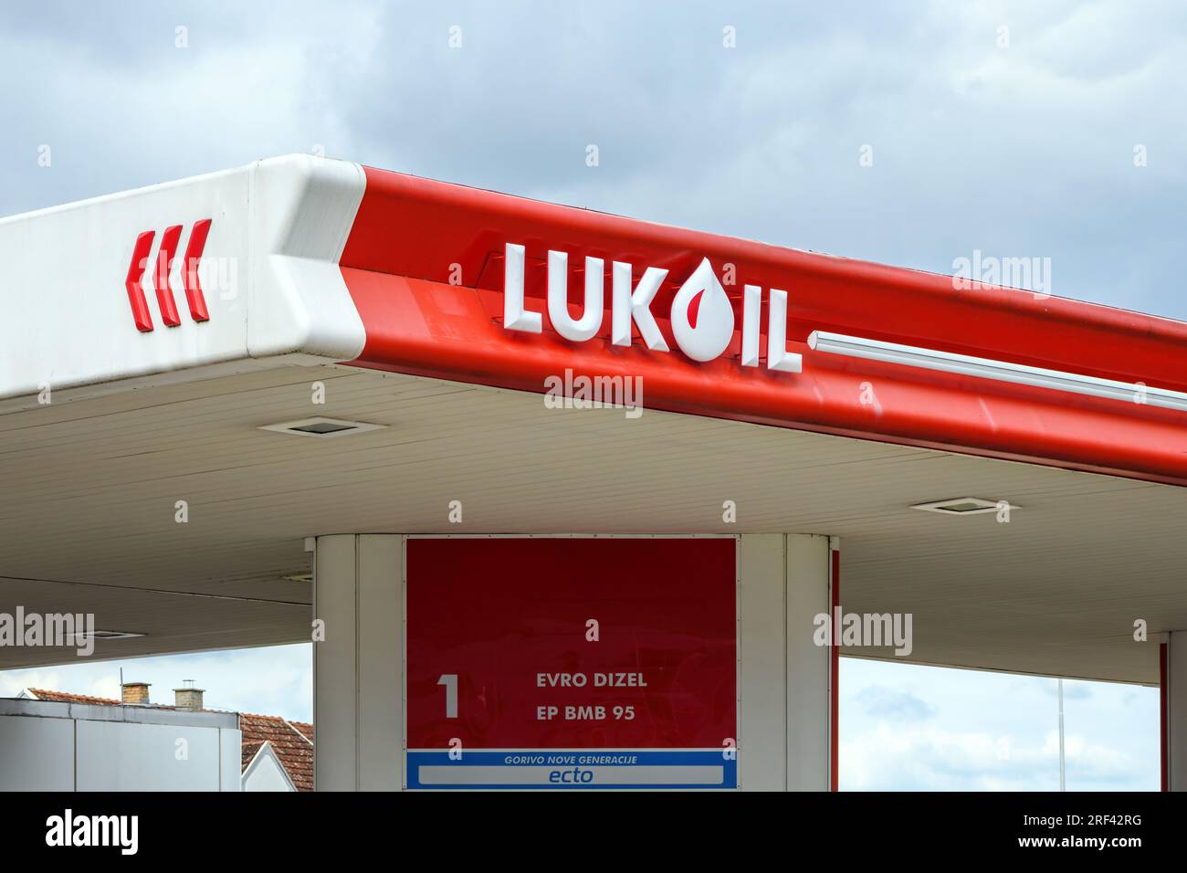 Apatin, Serbia - 24 giugno 2023: Logo della stazione di servizio Lukoil. La PJSC Lukoil Oil Company è una multinazionale russa di energia con sede a Mo Foto Stock