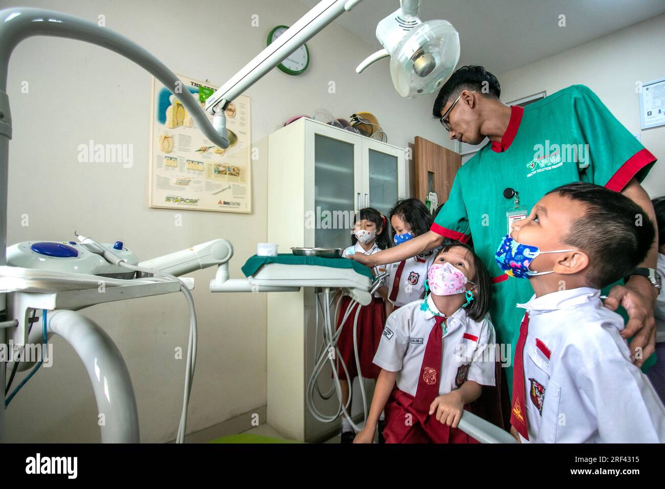 Gli studenti delle scuole elementari a Bogor City, Indonesia, vedono una sala di servizio di salute dentale durante un tour ospedaliero dell'ospedale Vania Bogor Foto Stock
