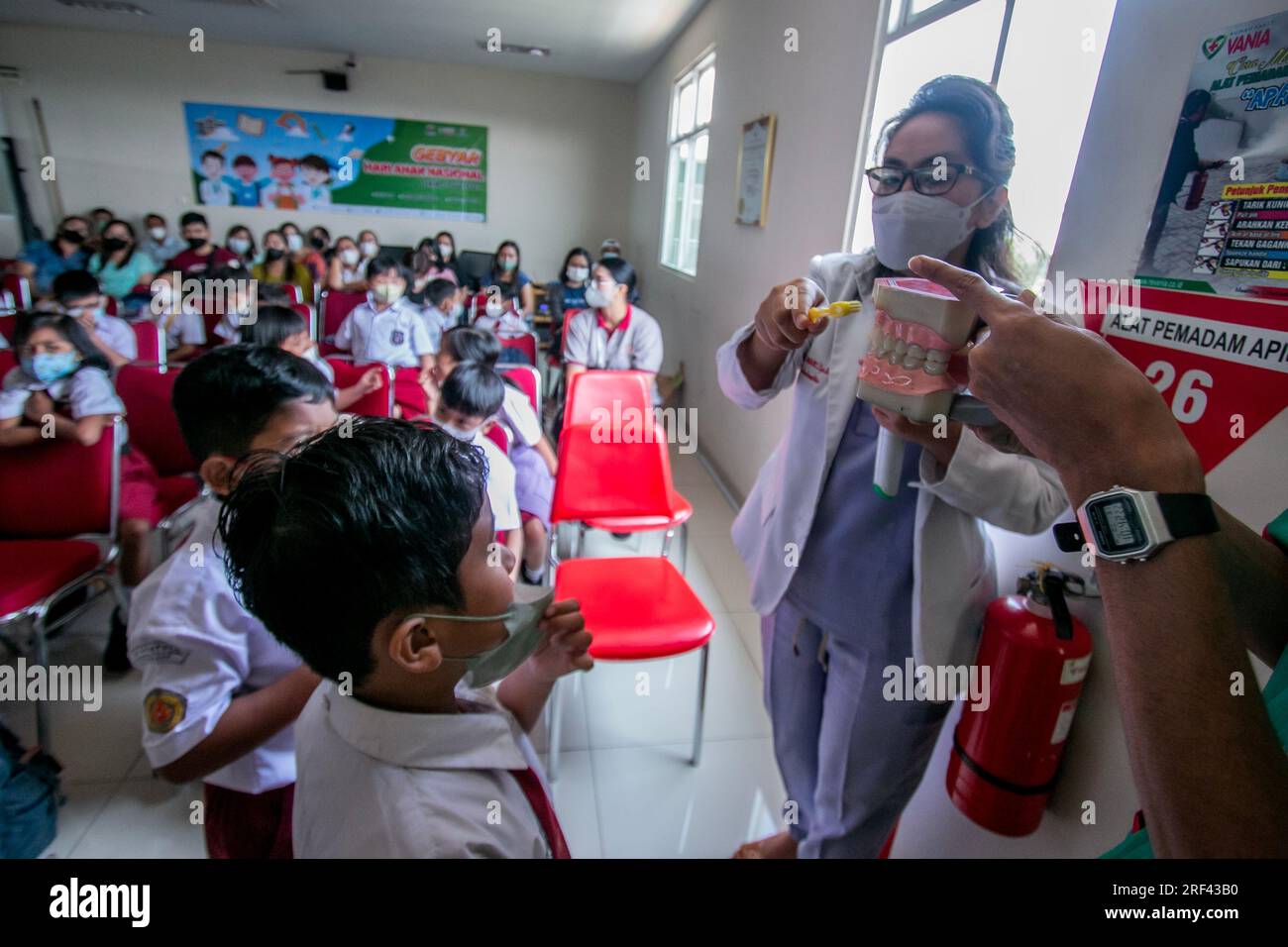 I dentisti forniscono istruzione su come mantenere l'igiene dentale e la salute agli studenti delle scuole elementari che visitano l'ospedale Vania Bogor, in Indonesia Foto Stock