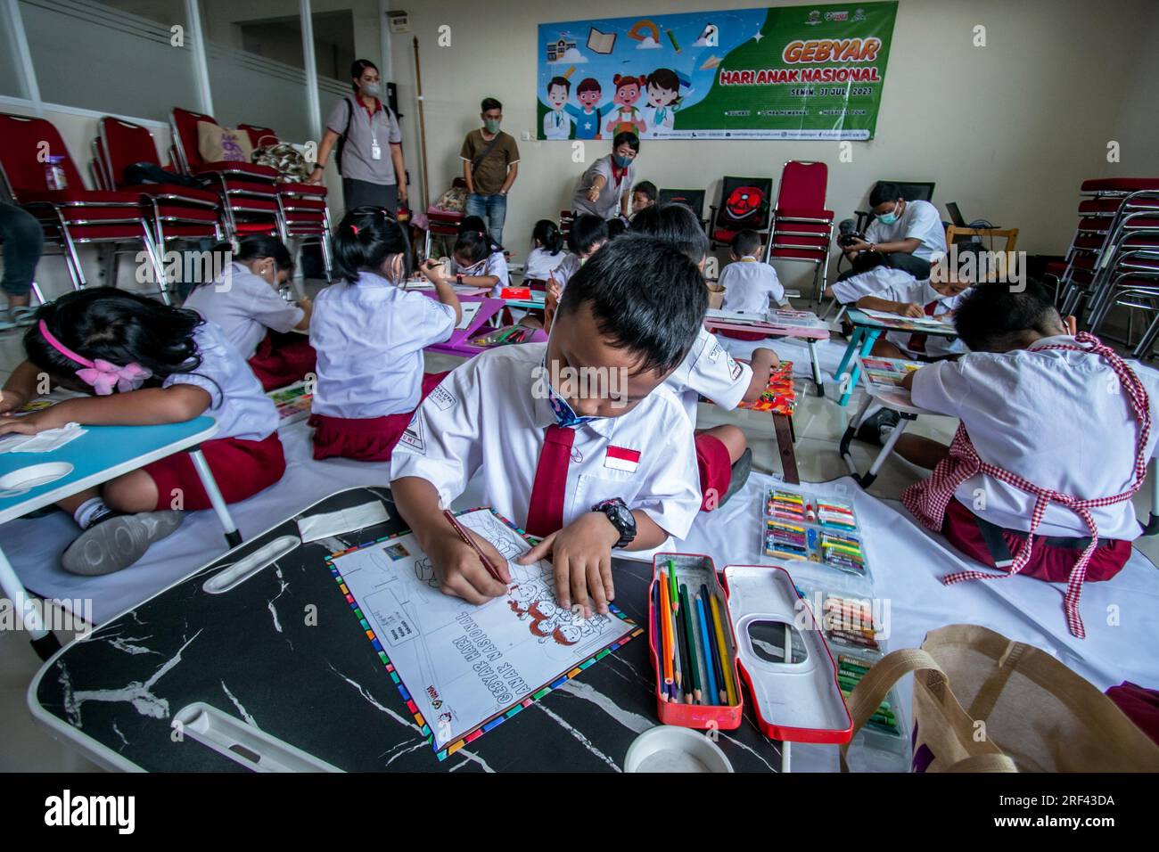 Gli studenti delle scuole elementari a Bogor City, Indonesia, svolgono attività di colorazione su immagini a tema sanitario mentre visitano l'ospedale Vania Bogor Foto Stock