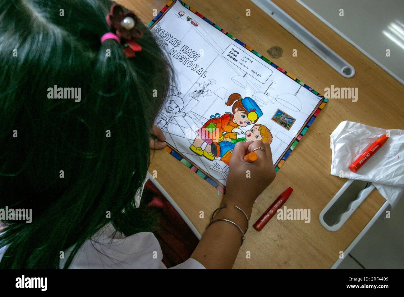 Gli studenti delle scuole elementari a Bogor City, Indonesia, svolgono attività di colorazione su immagini a tema sanitario mentre visitano l'ospedale Vania Bogor Foto Stock