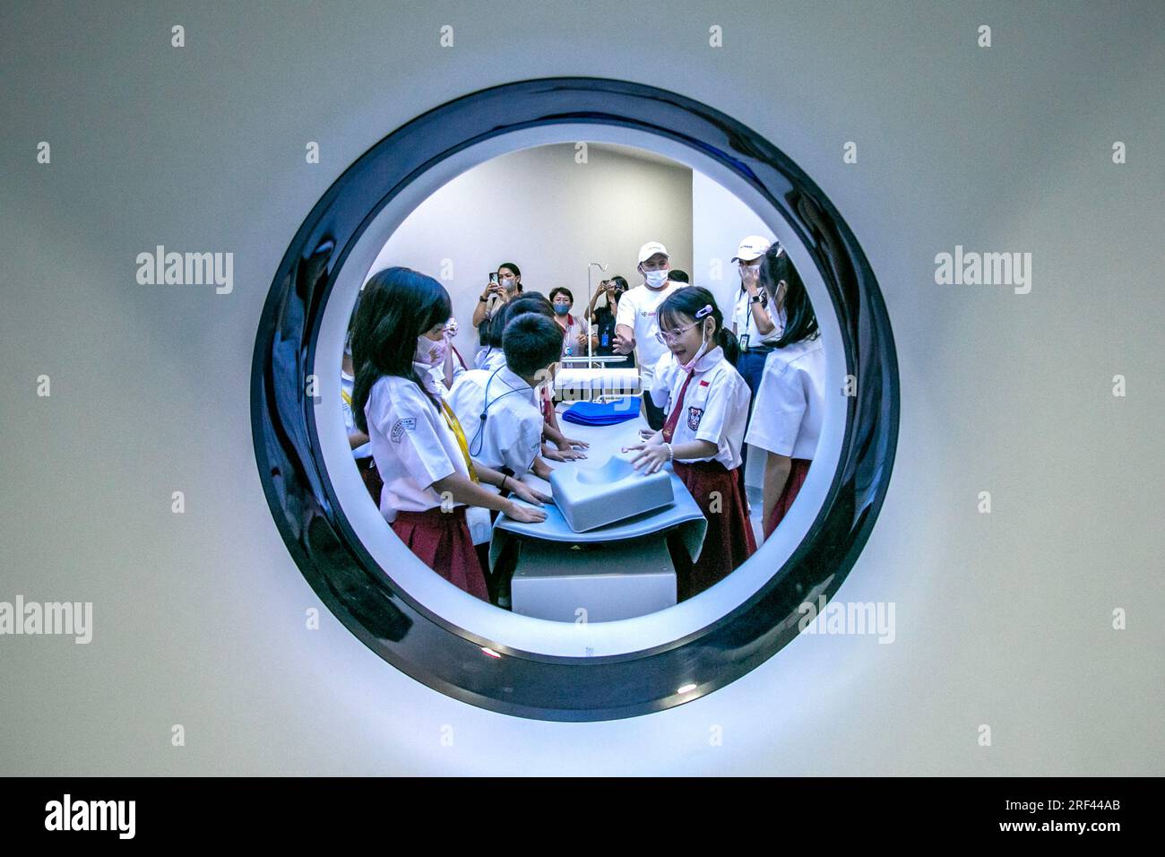 Gli studenti delle scuole elementari a Bogor City, Indonesia, vedono una sala di scansione TC durante un tour dell'ospedale Vania Bogor Foto Stock
