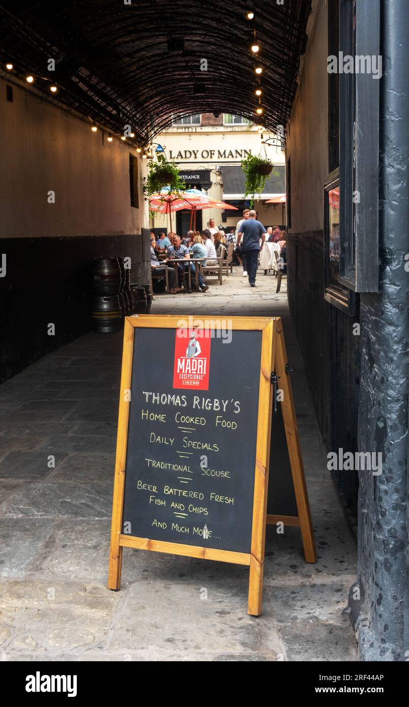 Thomas Rigby's Pub in Dale Street a Liverpool. Cartello pieghevole all'ingresso del cortile condiviso con il pub Lady of Mann Foto Stock