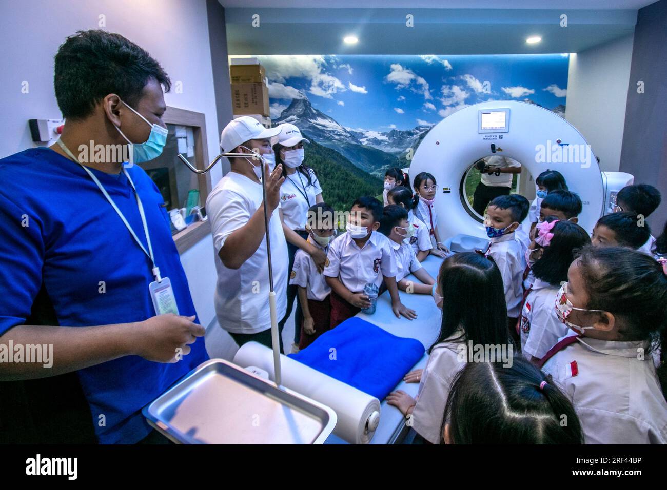 Gli studenti delle scuole elementari a Bogor City, Indonesia, vedono una sala di scansione TC durante un tour dell'ospedale Vania Bogor Foto Stock