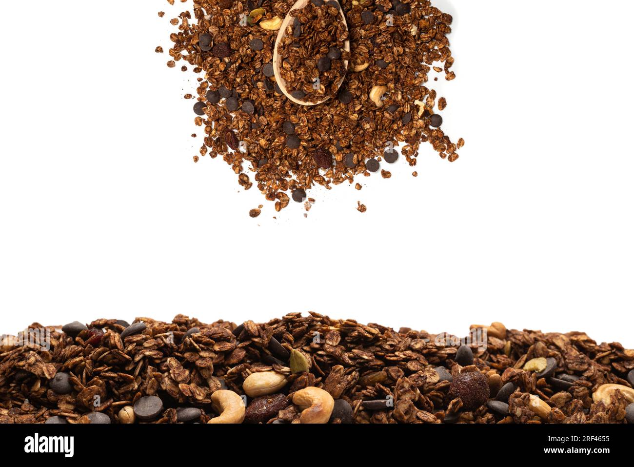 Cereali al cioccolato con noci in un cucchiaio di legno. Isolato su bacckground bianco. Foto Stock