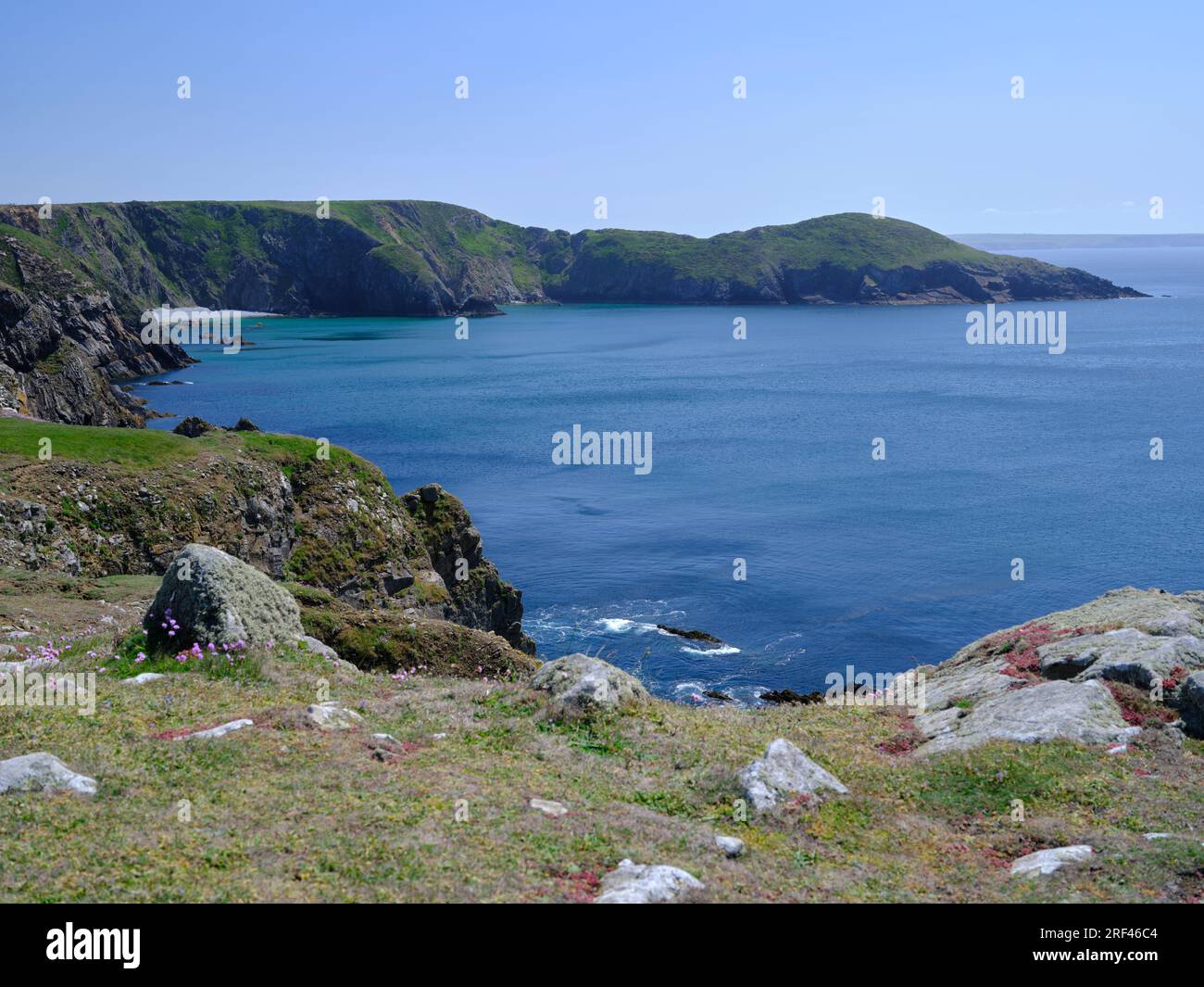 Vista del promontorio di Dinas Fawr dal promontorio di Penrhyn, Solva, Pembrokeshire, Galles Foto Stock