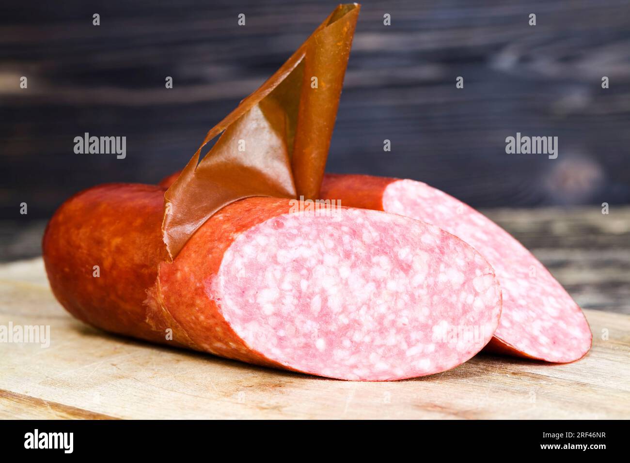 salsiccia a fette durante la preparazione dei piatti a base di carne, dettagli dei prodotti a base di carne di produzione industriale Foto Stock